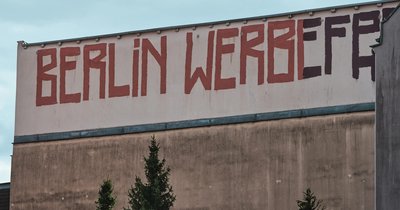 Berlin alternatywny: underground kluby i street art przewodnik